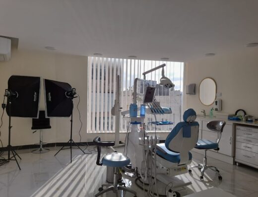 Dr Dalia Al daghlees Dental Clinic الدكتورة داليا الدغليس / طب وتجميل الاسنان‎